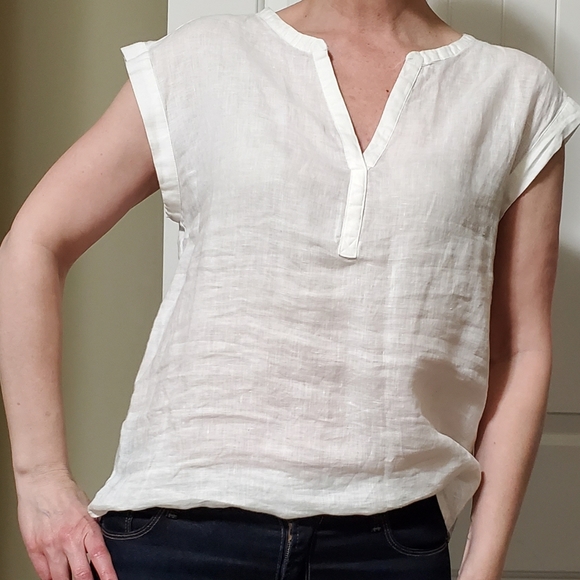 GAP Tops - 🌲 White linen shirt